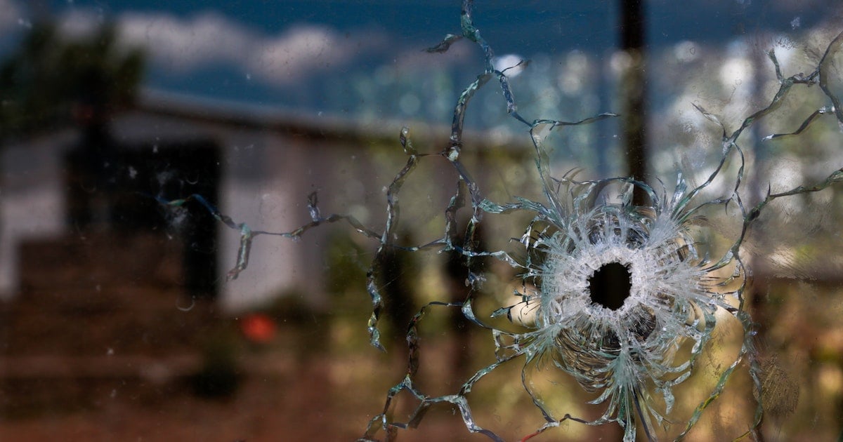 cermin kereta retak pecah, kna batu