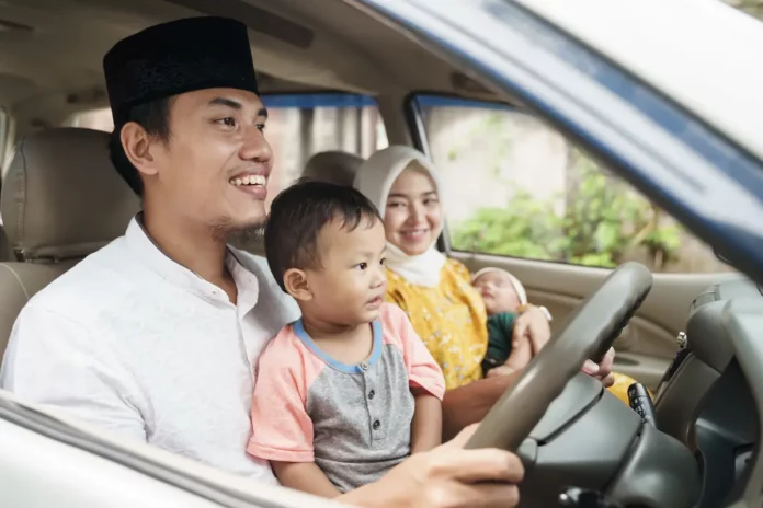 kereta hari raya, man and wife happy in car wirh kids