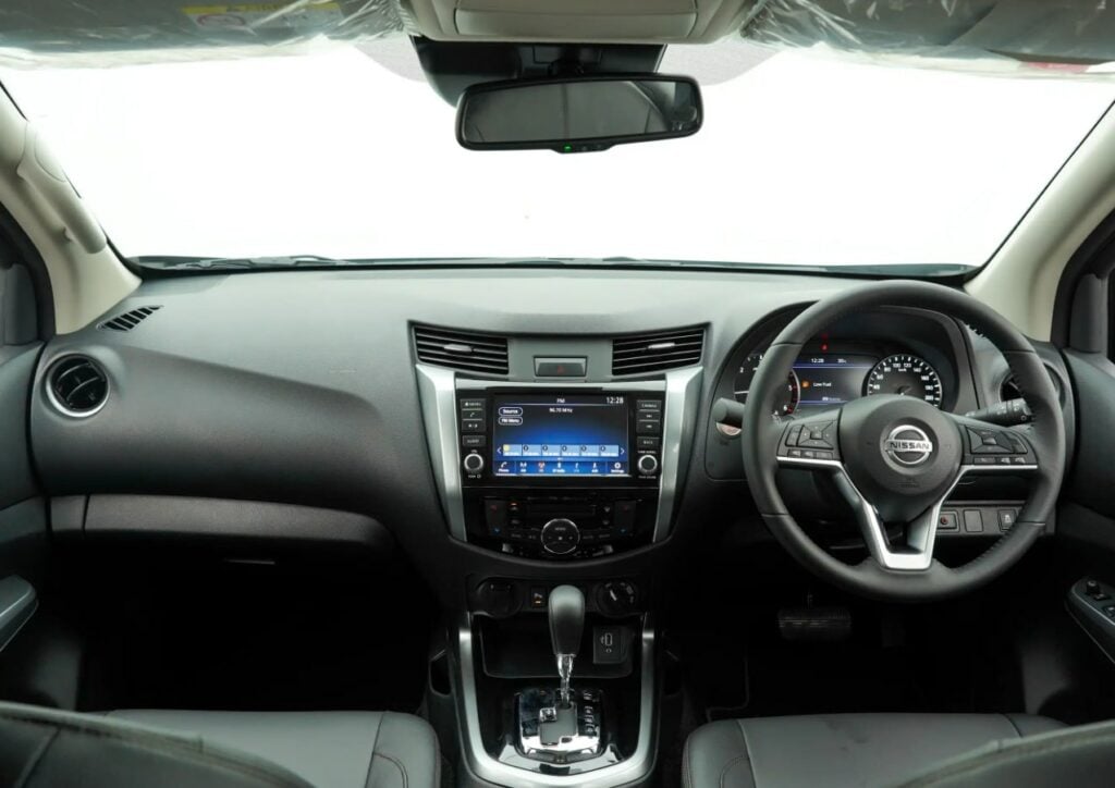 Nissan Navara VL interior