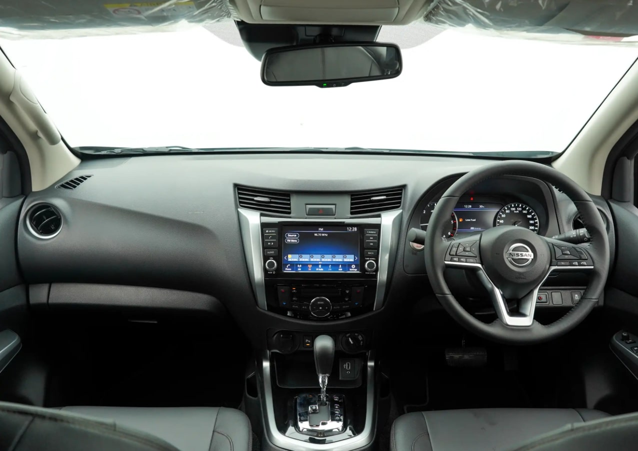 Nissan Navara VL interior