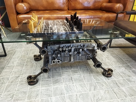 meja diperbuat daripada enjin kereta