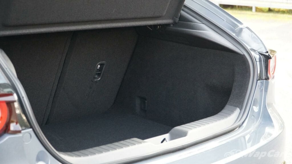 Mazda 3 liftback boot