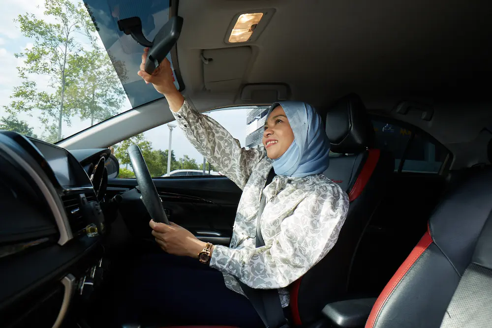pembiayaan kereta rhb, young lady happy in car
