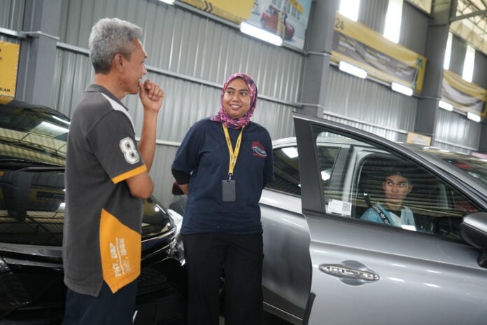 Customers test driving CARSOME car