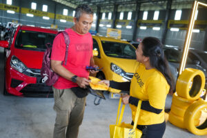 Pelanggan beli kereta